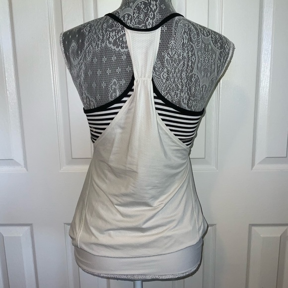 Lululemon workout top with built in bra size 4 - Picture 4 of 5